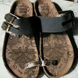 Muk luks sandles